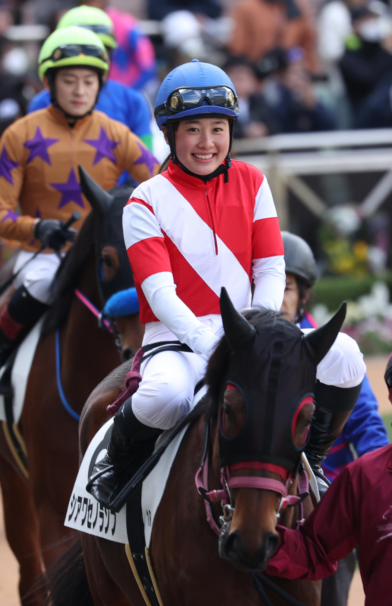 中山1R、パドックで笑顔を見せるシアワセノランプの大江原比騎手（撮影・柴田隆二）
