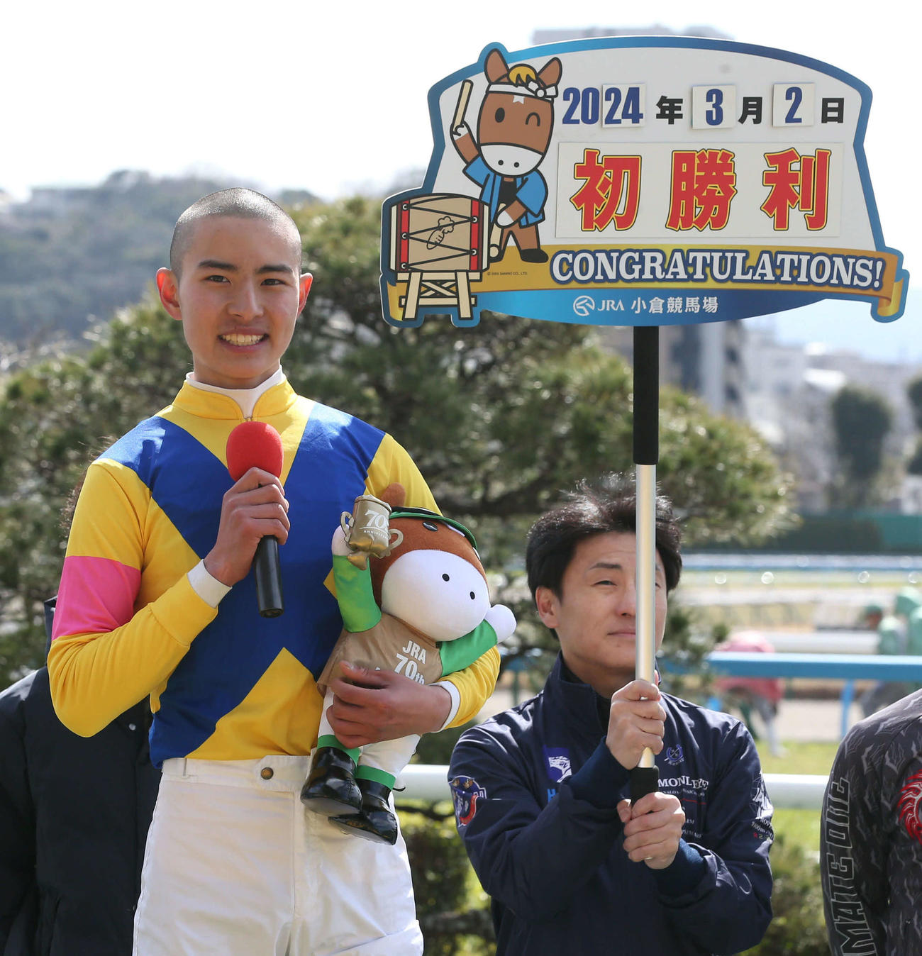 小倉8R、アリスヴェリテで初勝利を挙げた柴田裕騎手は笑顔でインタビューに答える（撮影・冨田成美）
