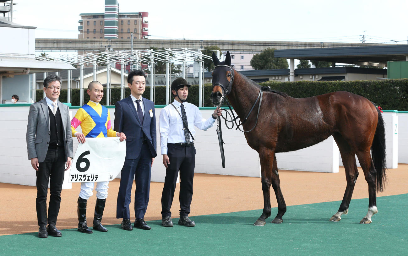 小倉8R・4歳上1勝クラス1着アリスヴェリテと柴田裕騎手の口取り（撮影・冨田成美）
