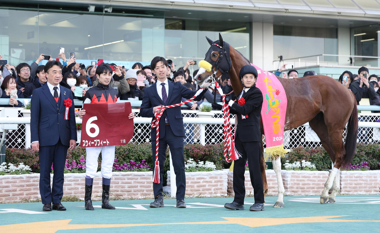 チューリップ賞を快勝したスウィープフィートと口取りに並ぶ武豊騎手（左から2人目）（撮影・白石智彦）