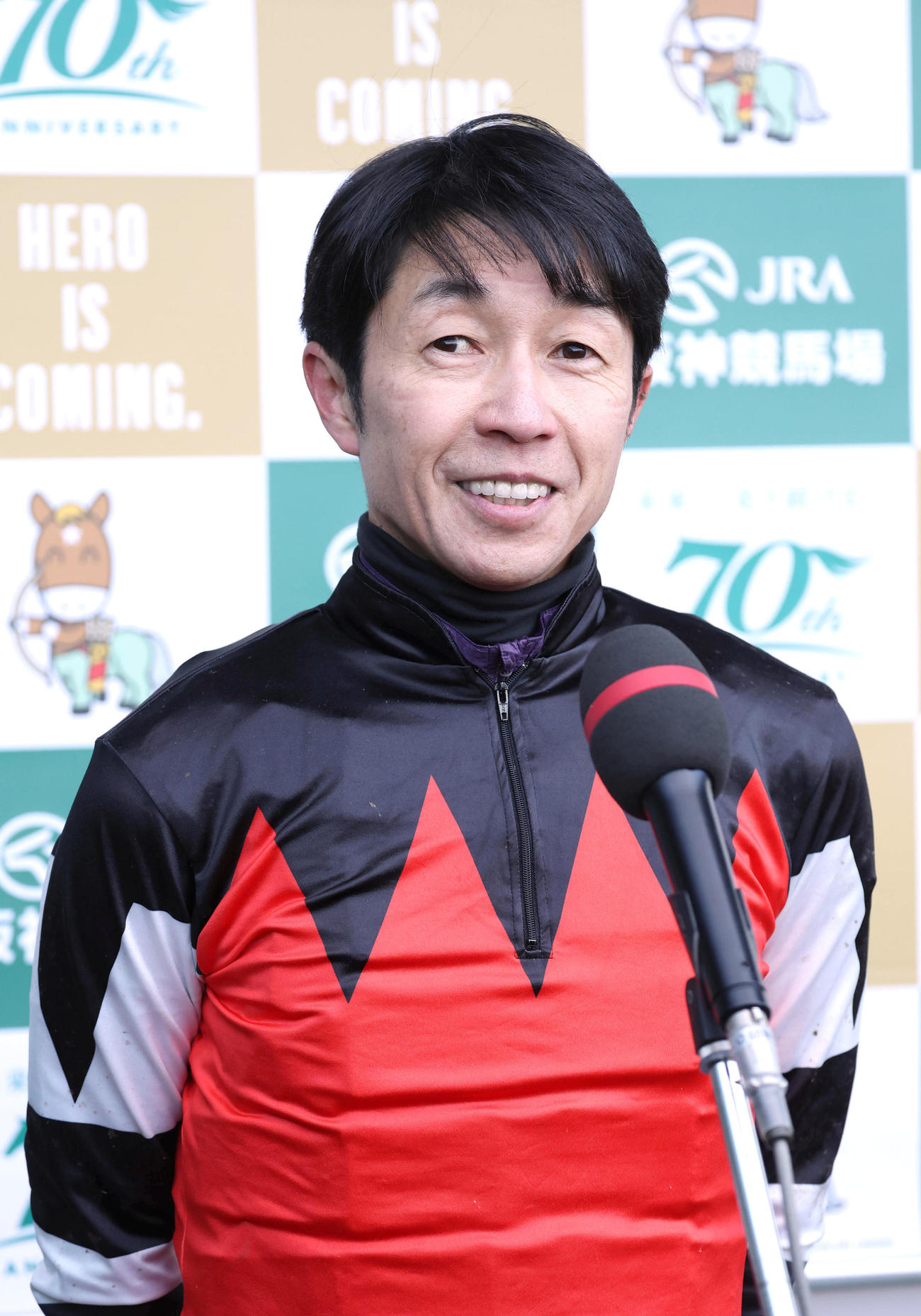 阪神11R、共同インタビューに笑顔で答える武豊騎手（撮影・白石智彦）