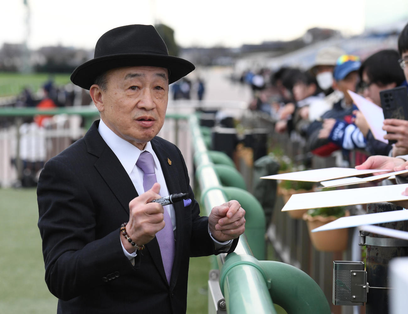 上総Sを制したミラクルティアラの加用調教師はファンにサインする（撮影・柴田隆二）
