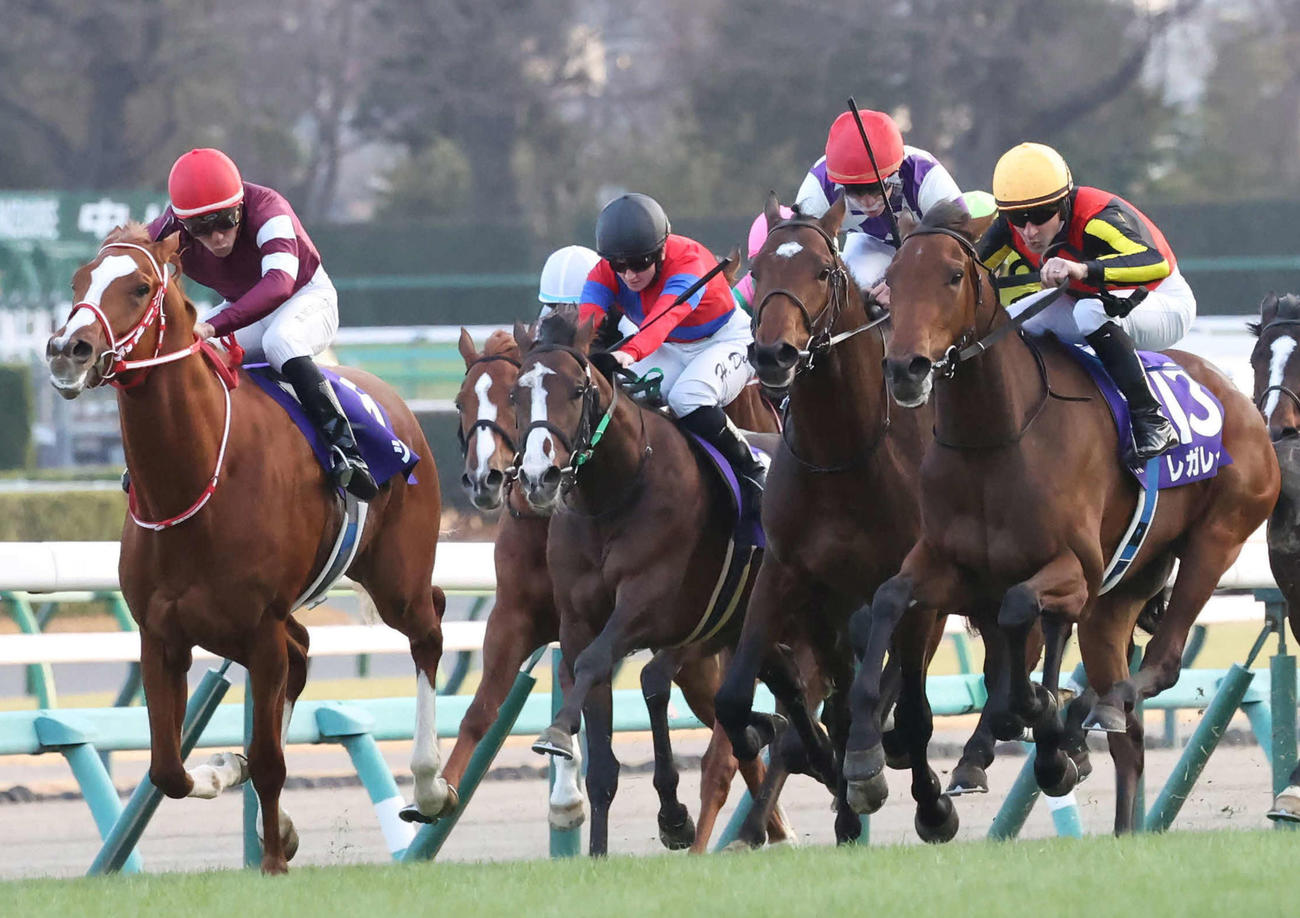 ホープフルSで2着のシンエンペラー（左端）。右端は勝ったレガレイラ
