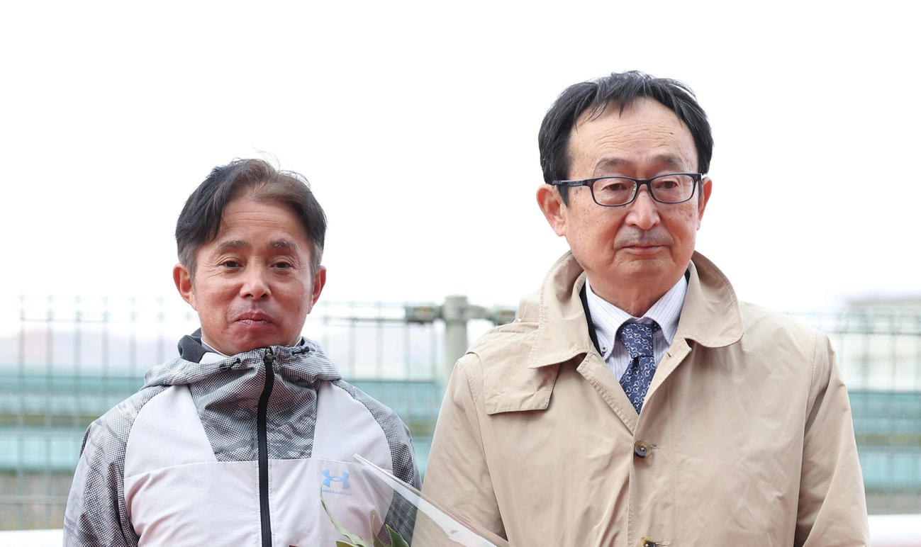引退セレモニーで岩田康騎手（左）と記念写真に納まる飯田雄師（撮影・白石智彦）