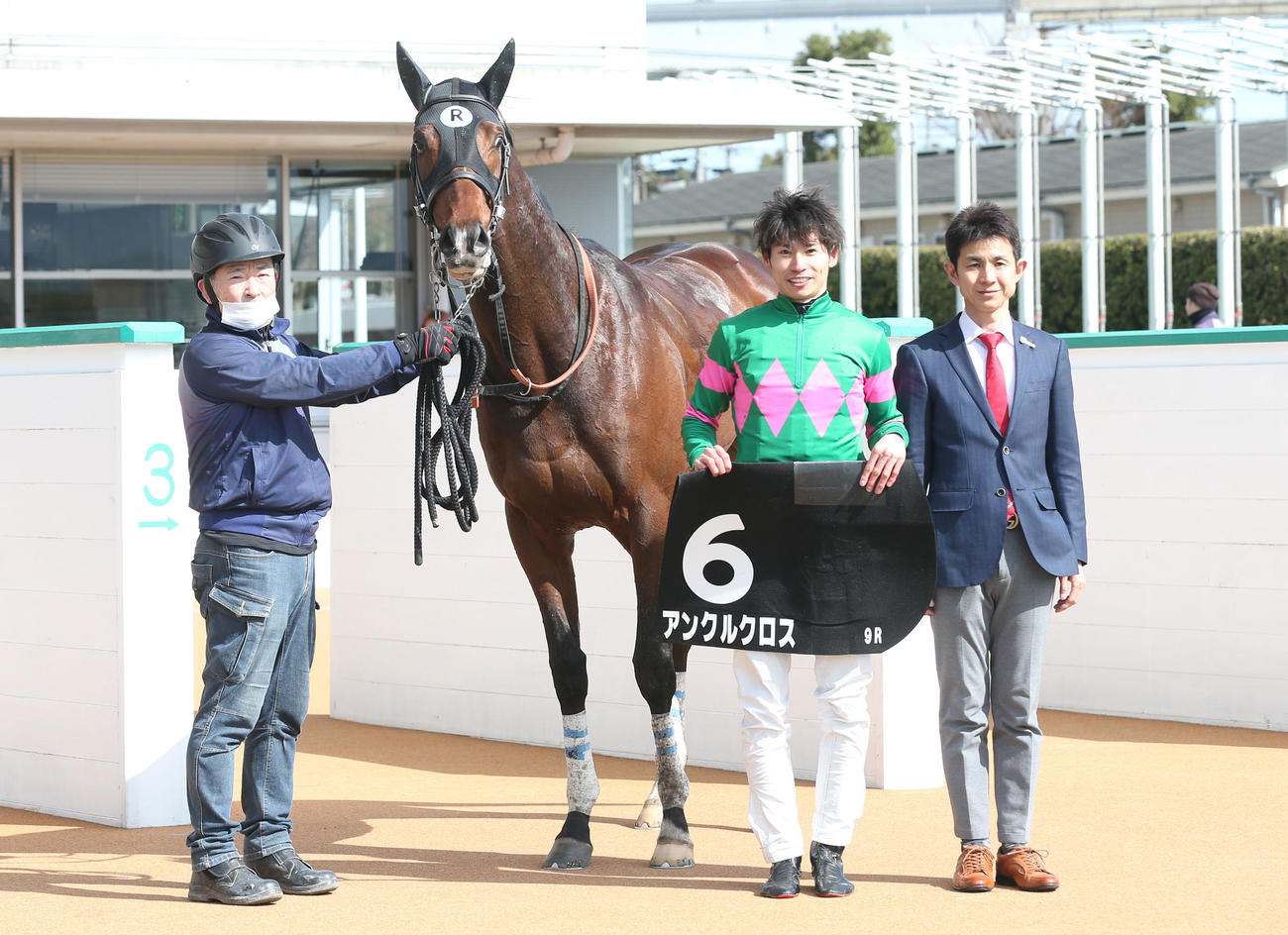 小倉9R、あざみ賞を制したアンクルクロスと長岡騎手の口取り（撮影・冨田成美）