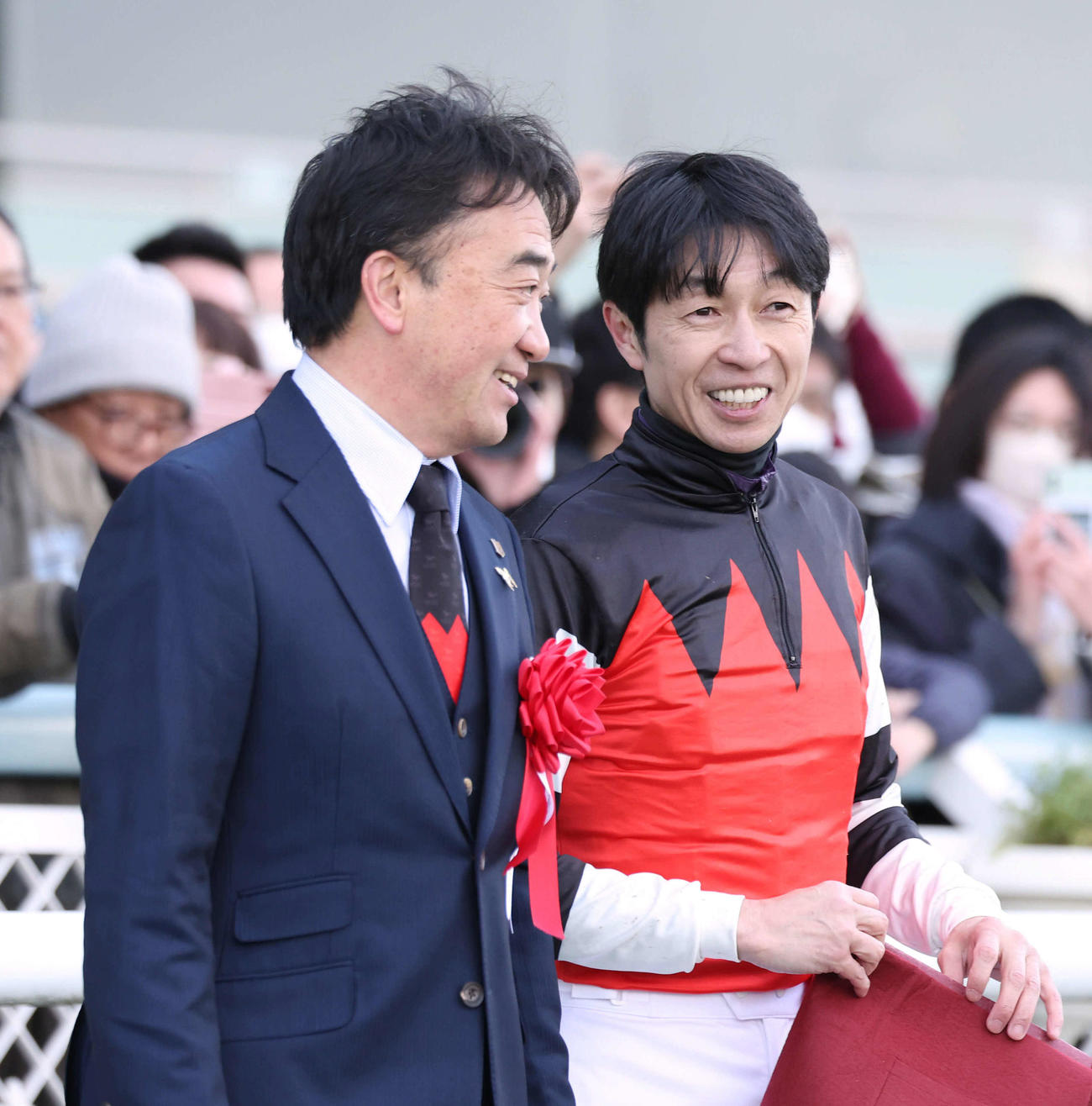 阪神11R、笑顔で話す庄野師（左）と武豊騎手（撮影・白石智彦）