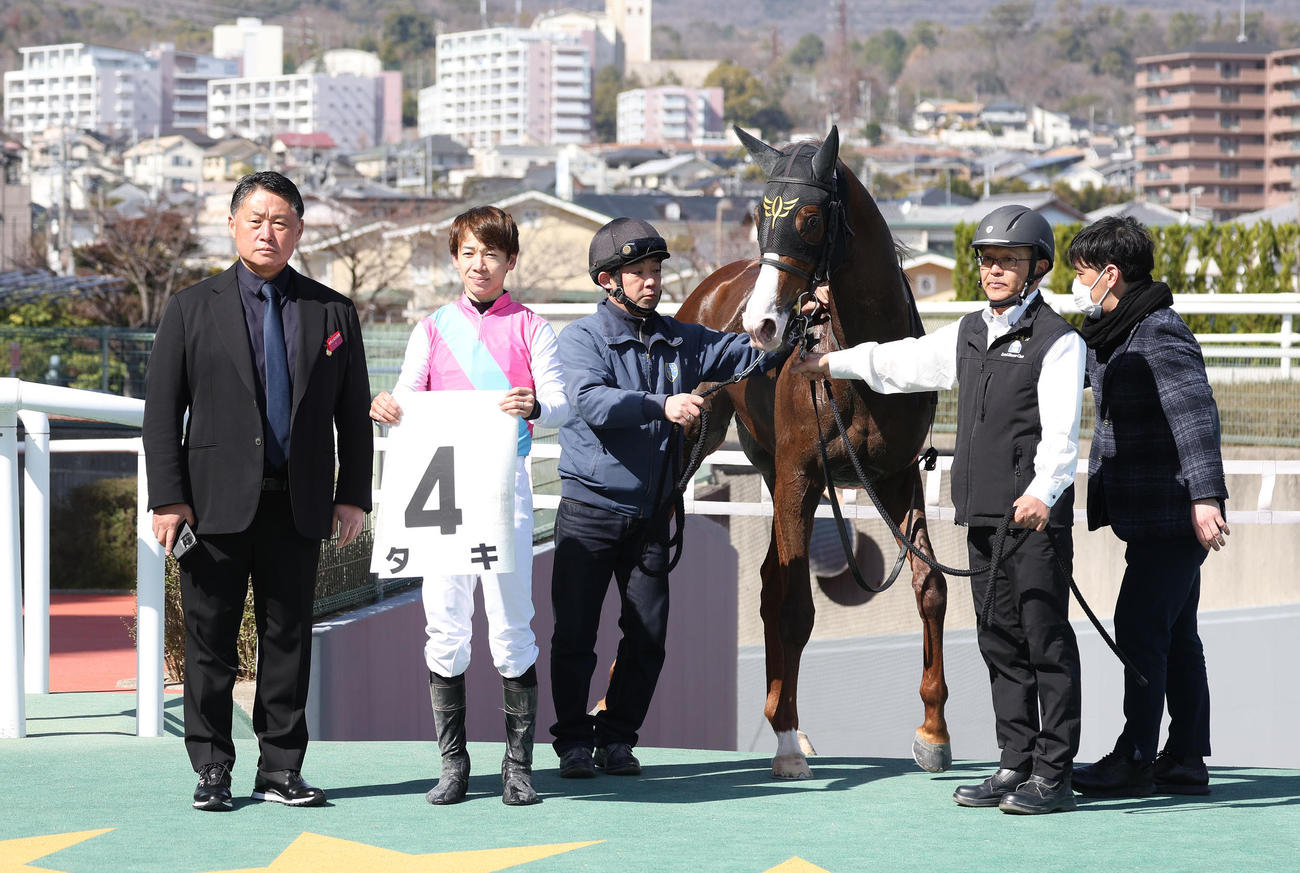 阪神2R、3歳未勝利を勝ち上がったタキと口取りに並ぶ松山騎手（左から2人目）（撮影・白石智彦）