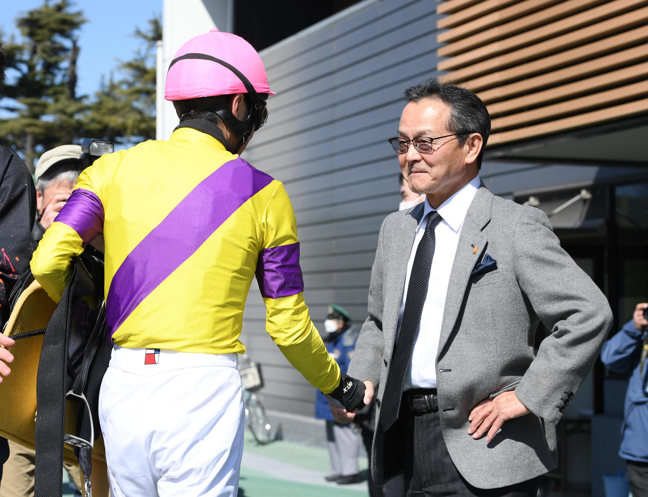 中山2R・1着イーサンハンターの武豊騎手（左）は中野調教師と握手（撮影・柴田隆二）
