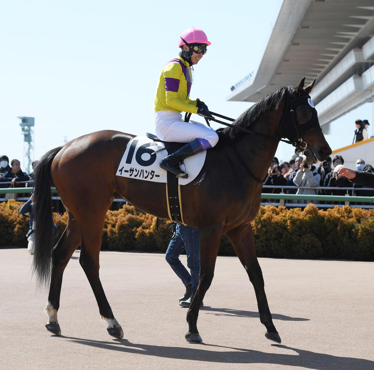中山2Rで1着のイーサンハンターと武豊騎手（撮影・柴田隆二）