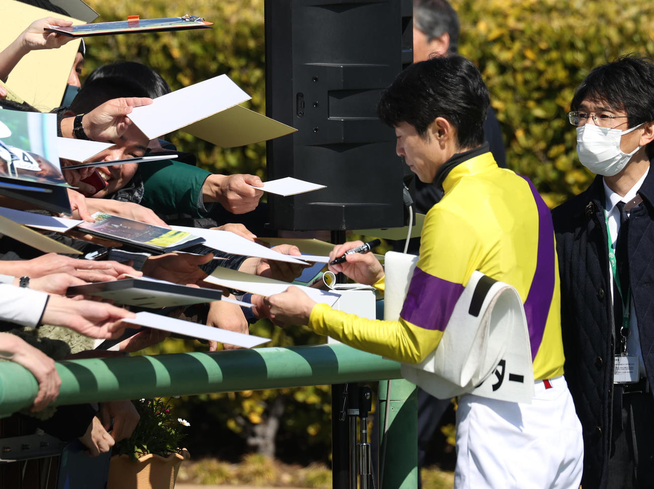 中山2R・1着イーサンハンターの武豊騎手はファンにサイン（撮影・柴田隆二）