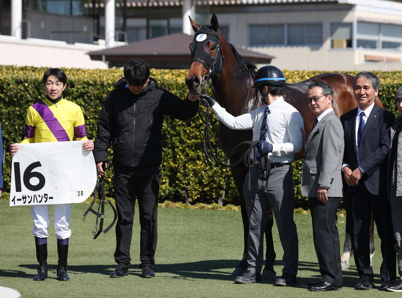 中山2R・1着イーサンハンターの武豊騎手（左）と、右から小桧山調教師、中野調教師（撮影・柴田隆二）
