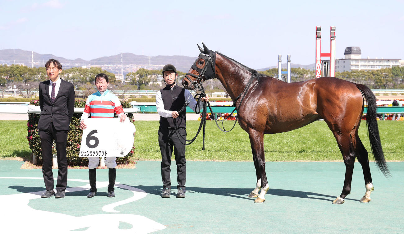 阪神4R、3歳未勝利を快勝したジュンヴァンケットと口取りに並ぶ岩田望騎手（中央）（撮影・白石智彦）