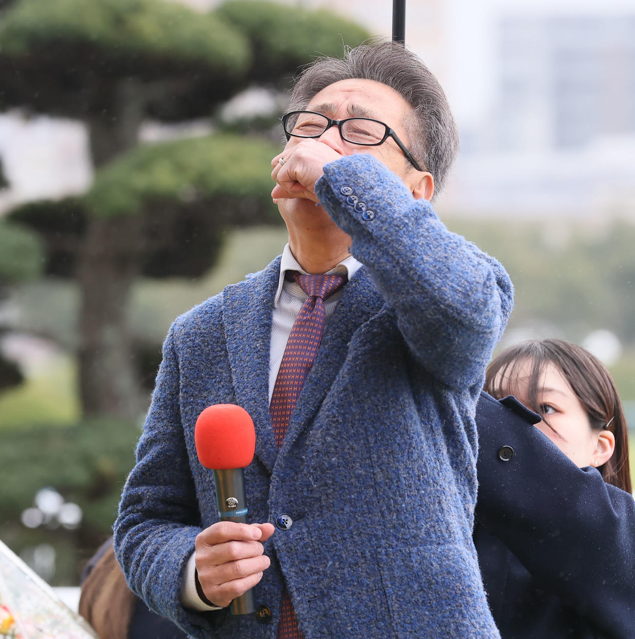 引退セレモニーで涙をぬぐう安田隆調教師（撮影・冨田成美）