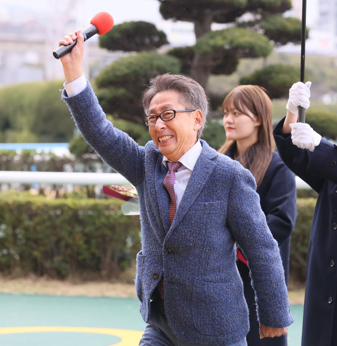 引退セレモニーでファンの声援に応える安田隆調教師（撮影・冨田成美）