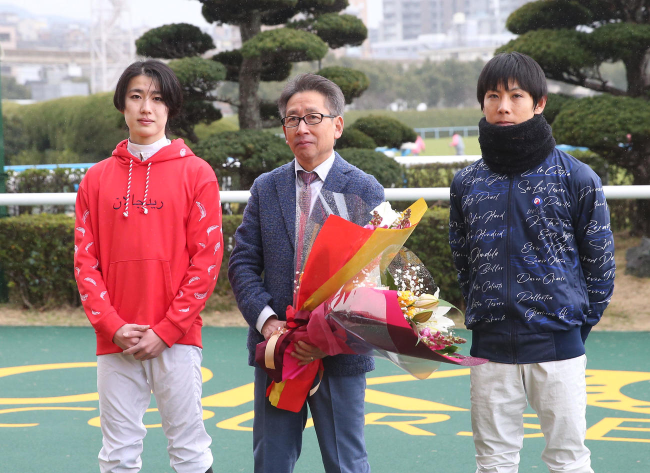 引退セレモニーで記念撮影に納まる、右から北村友騎手、安田調教師、斎藤騎手（撮影・冨田成美）