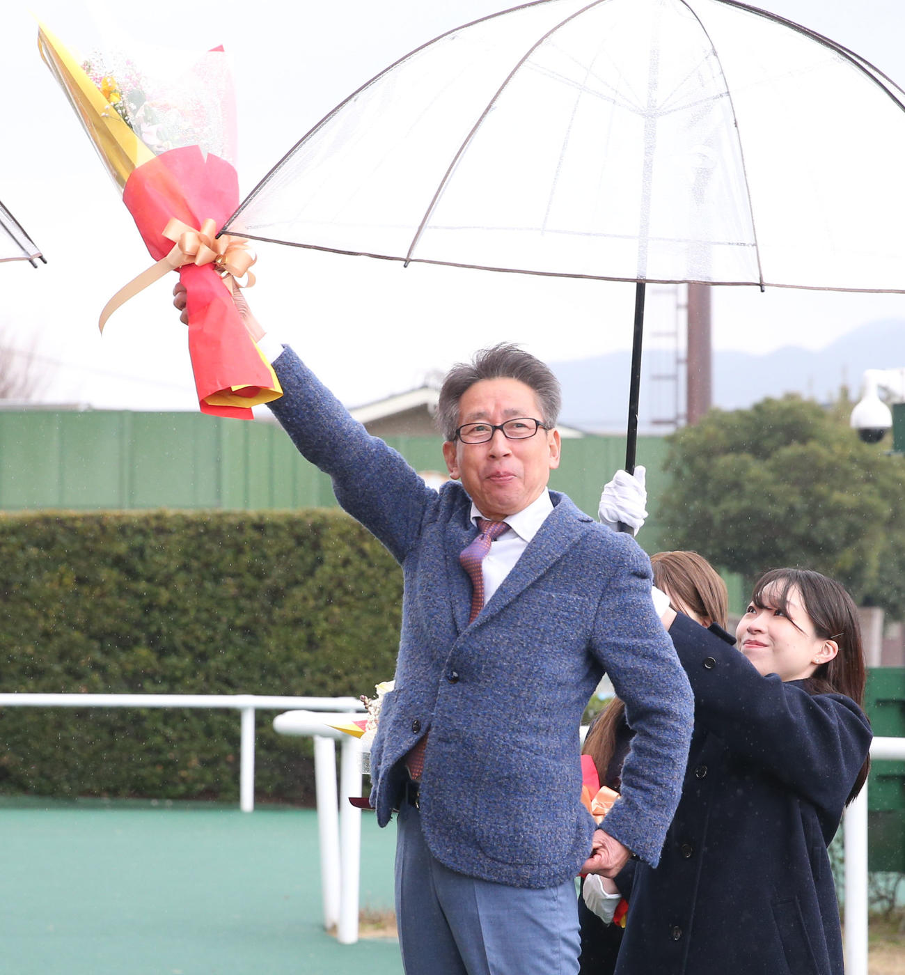 引退セレモニーでファンの声援に応える安田調教師（撮影・冨田成美）