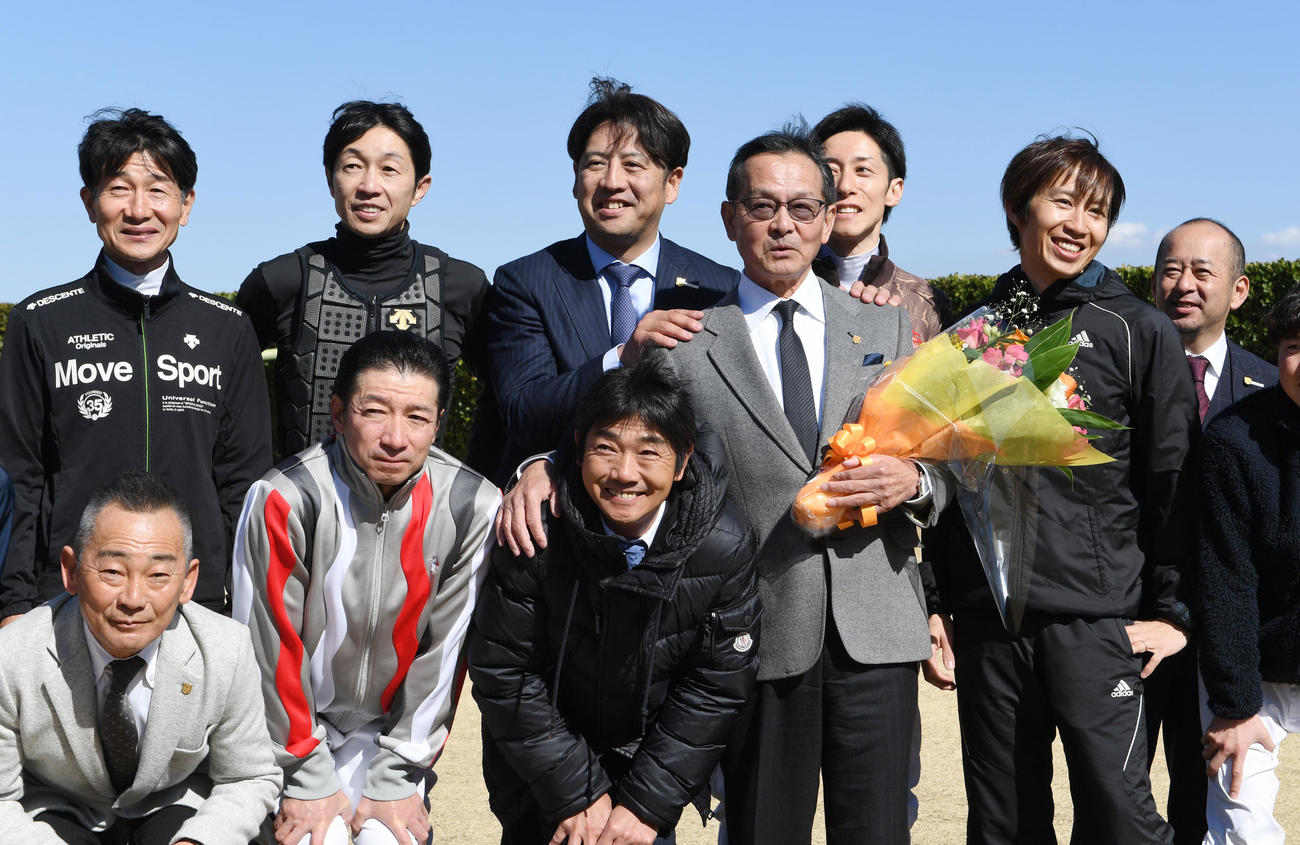 中野栄治調教師（前列左から4人目）は引退セレモニーで記念撮影に納まる（撮影・柴田隆二）