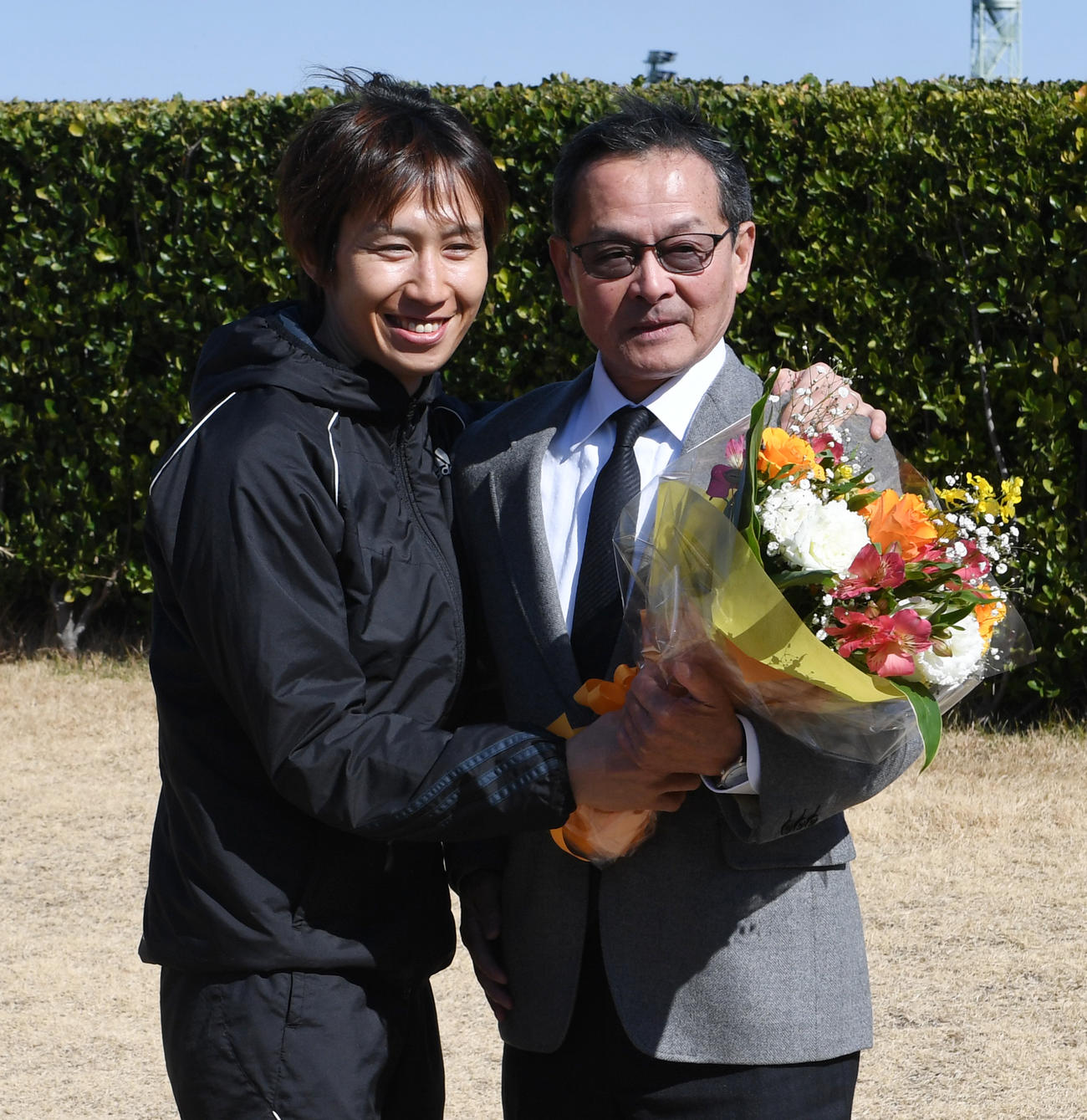 引退セレモニーで田辺裕信騎手から花束を贈られる中野栄治調教師（右）（撮影・柴田隆二）