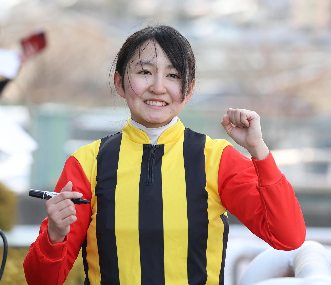 ジュストコルで阪神12Rを制して笑顔でガッツポーズする古川奈騎手（撮影・白石智彦）
