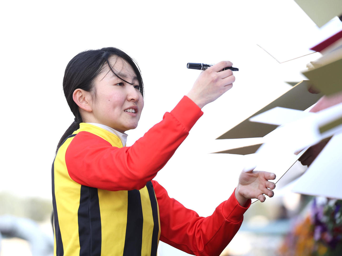 ジュストコルで阪神12Rを制してファンにサインする古川奈騎手（撮影・白石智彦）
