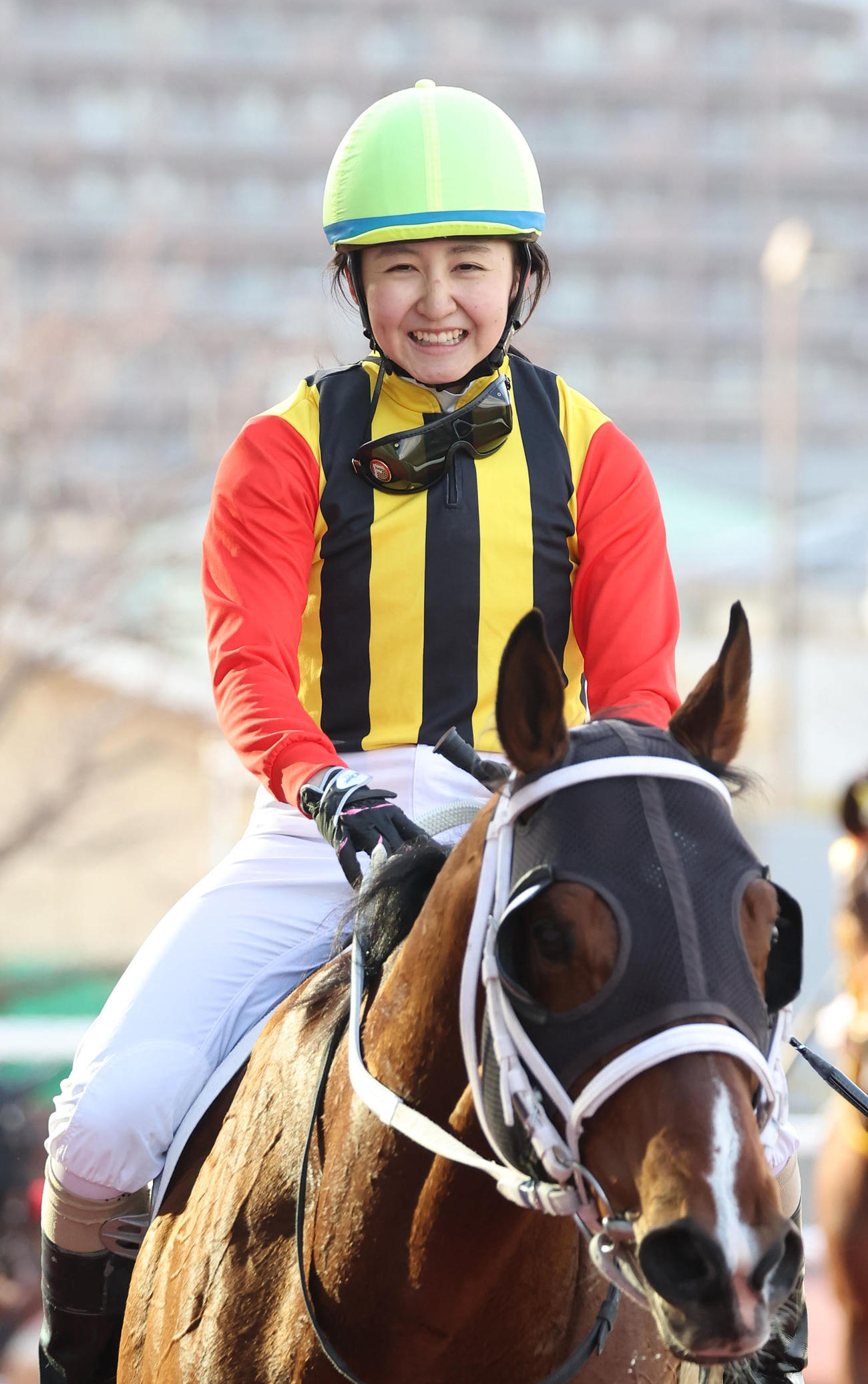 ジュストコルで阪神12Rを制して笑顔で引き揚げる古川奈騎手（撮影・白石智彦）