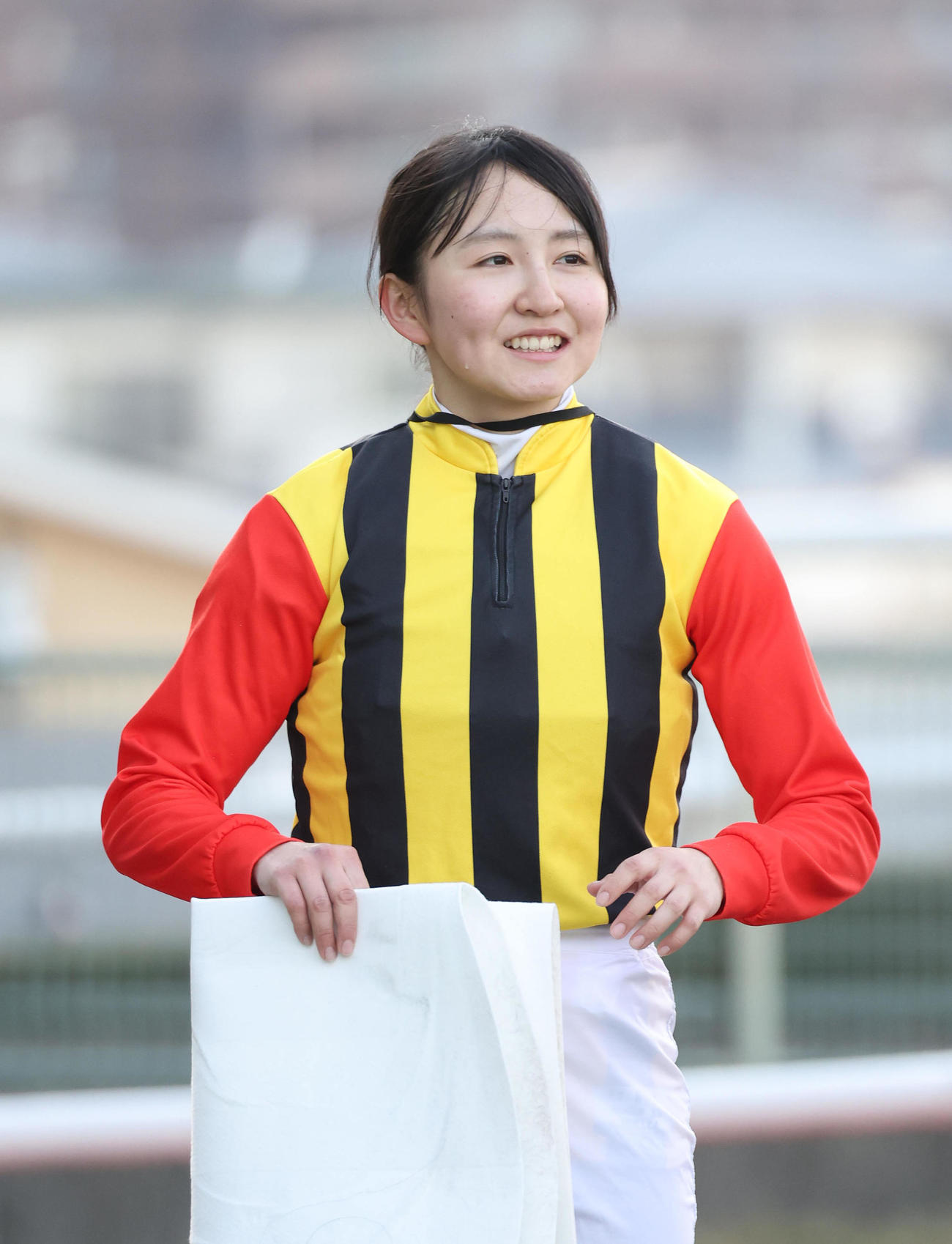 ジュストコルで阪神12Rを制して笑顔でウイナーズサークルへ向かう古川奈騎手（撮影・白石智彦）