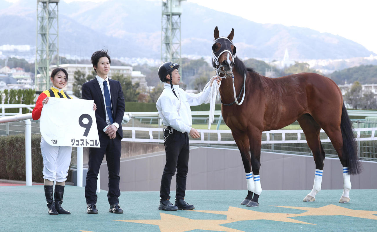 ジュストコルで阪神12Rを制して口取りに並ぶ古川奈騎手（左）（撮影・白石智彦）