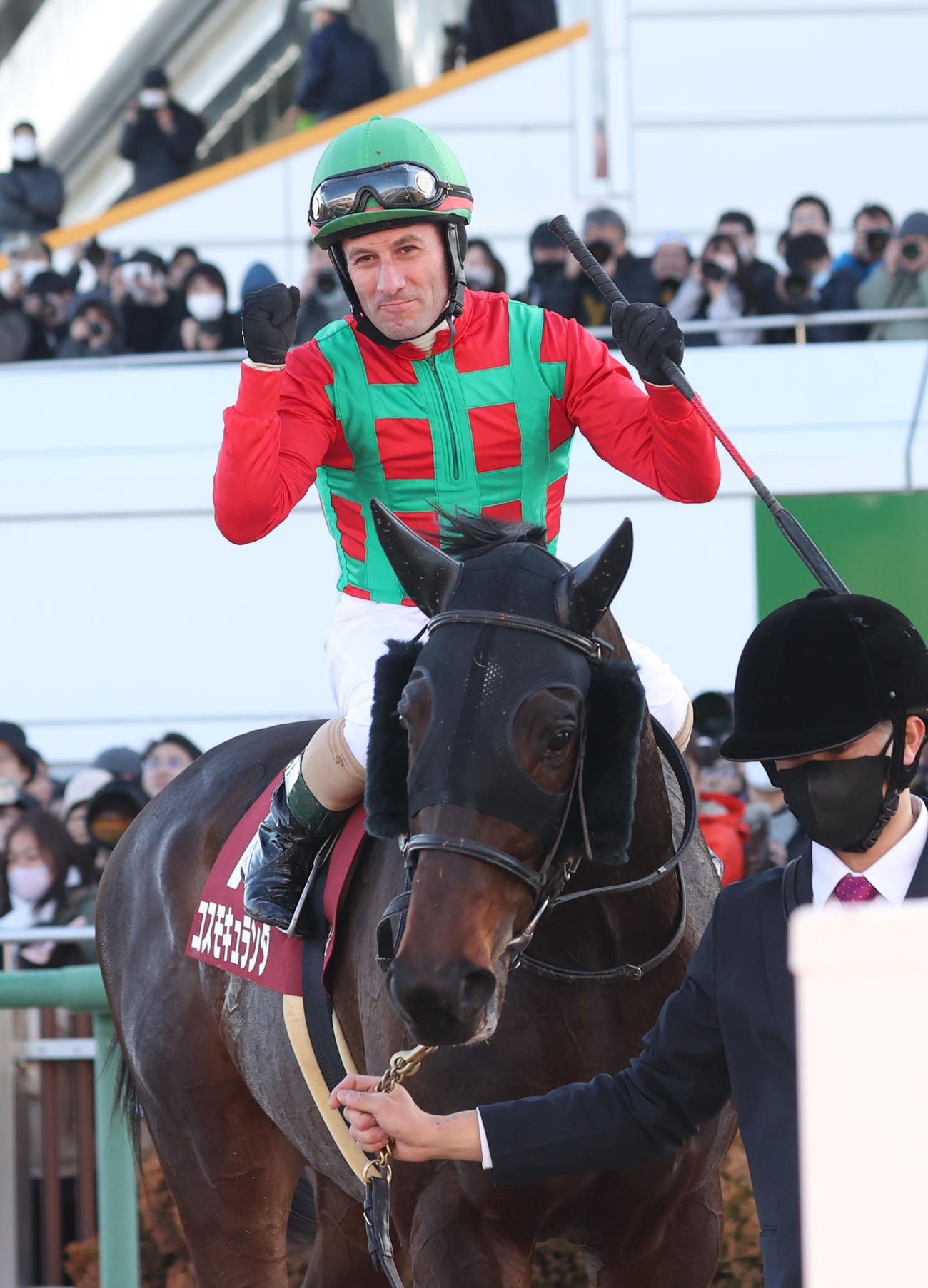 弥生賞ディープインパクト記念を制したコスモキュランダのデムーロ騎手はガッツポーズ（撮影・柴田隆二）