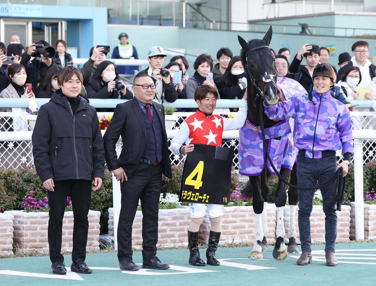 阪神11R、大阪城Sを勝利したステラヴェローチェと口取りに並ぶ酒井騎手（右から2人目）（撮影・白石智彦）