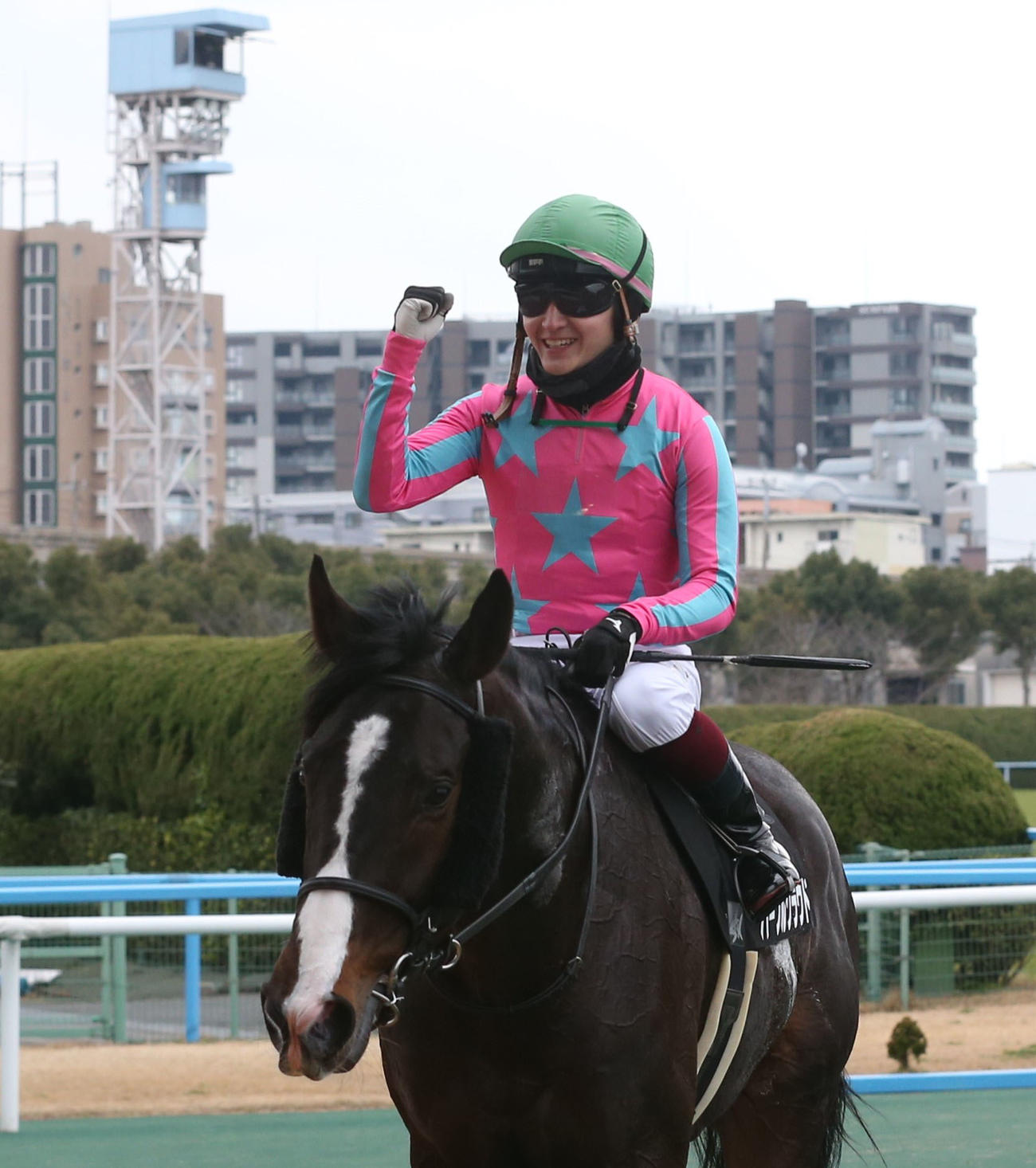 小倉9R・脊振山特別を制した鮫島駿騎手（撮影・冨田成美）