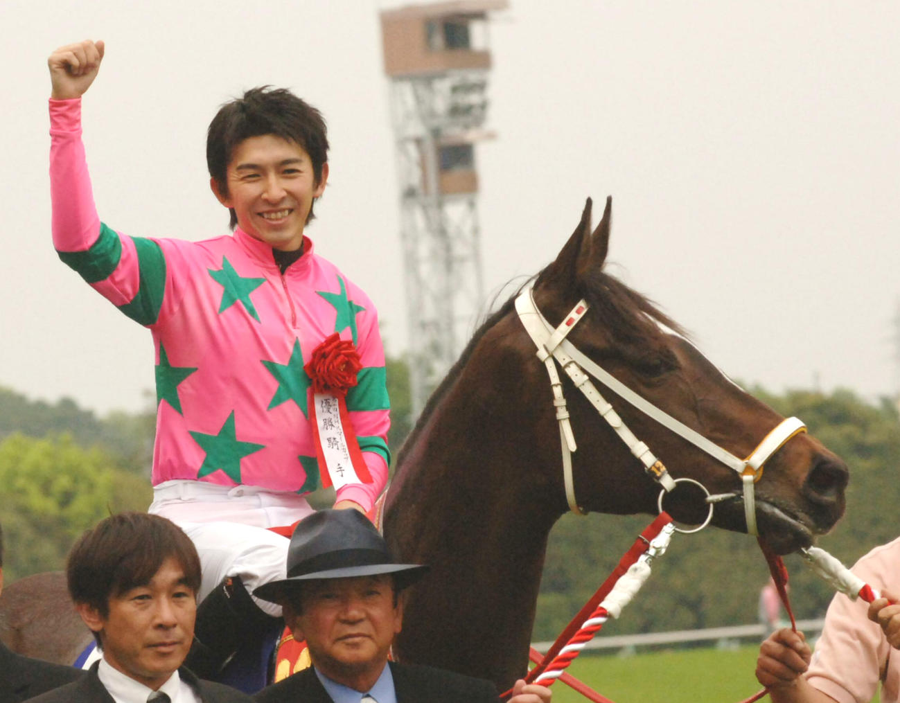 05年5月、桜花賞とNHKマイルCの2冠を制したラインクラフト。あん上の福永騎手は笑顔でガッツポーズ