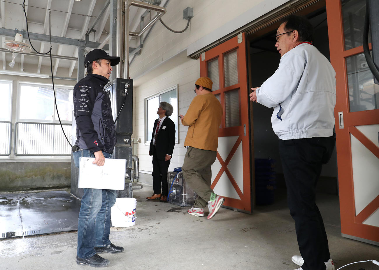 業者と打ち合わせをし開業準備を進める福永師（左）（撮影・白石智彦）