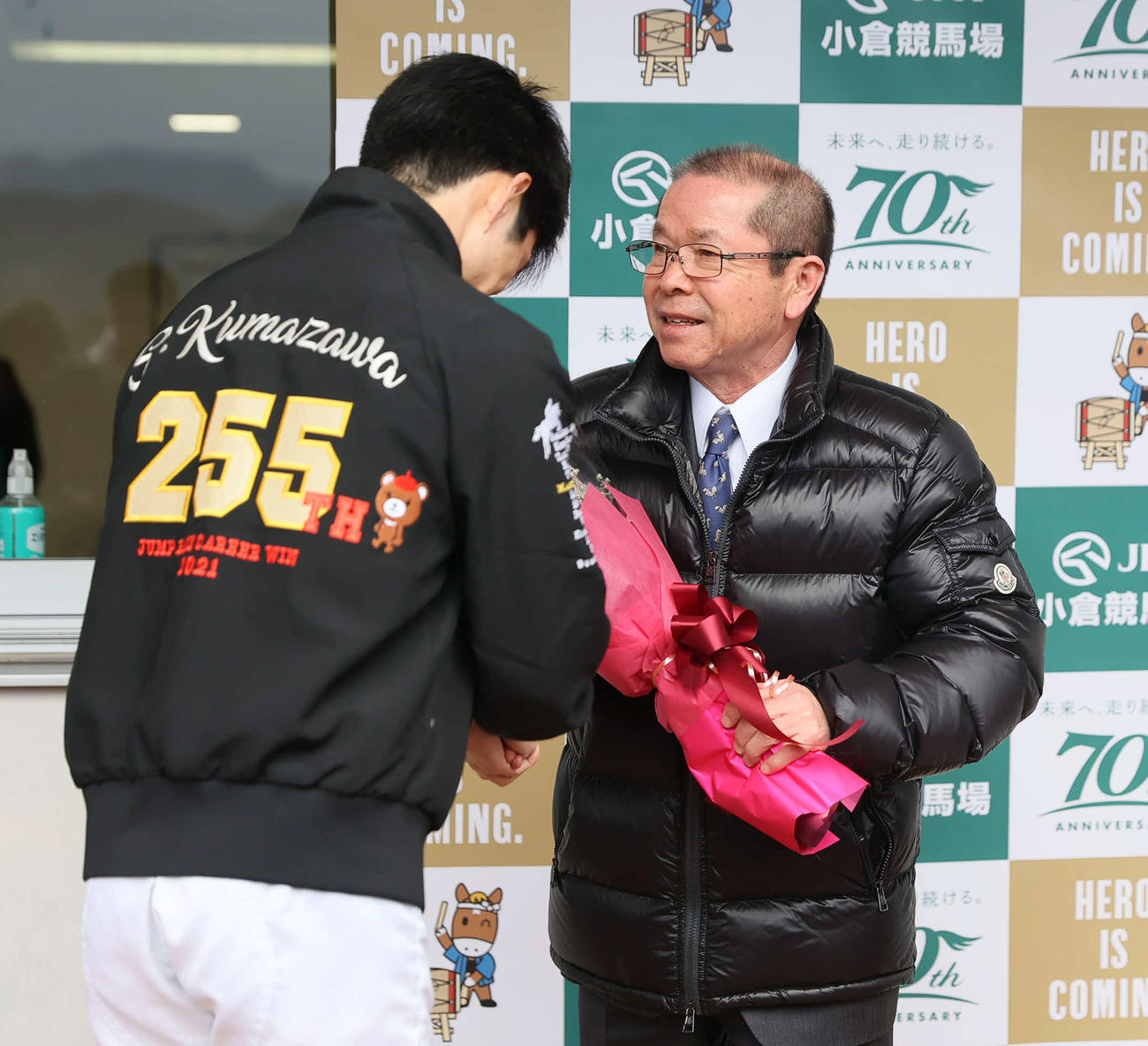 3日、森一騎手（左）から花束を贈呈され笑顔を見せる松永昌師