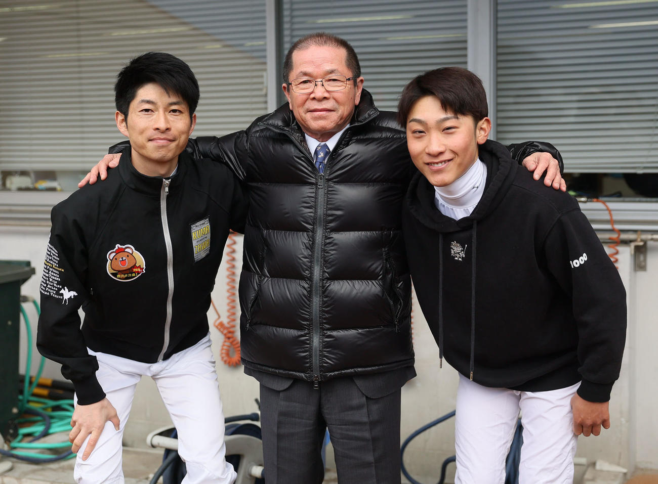 笑顔で記念撮影する、左から森一騎手、松永昌師、小沢騎手（撮影・冨田成美）