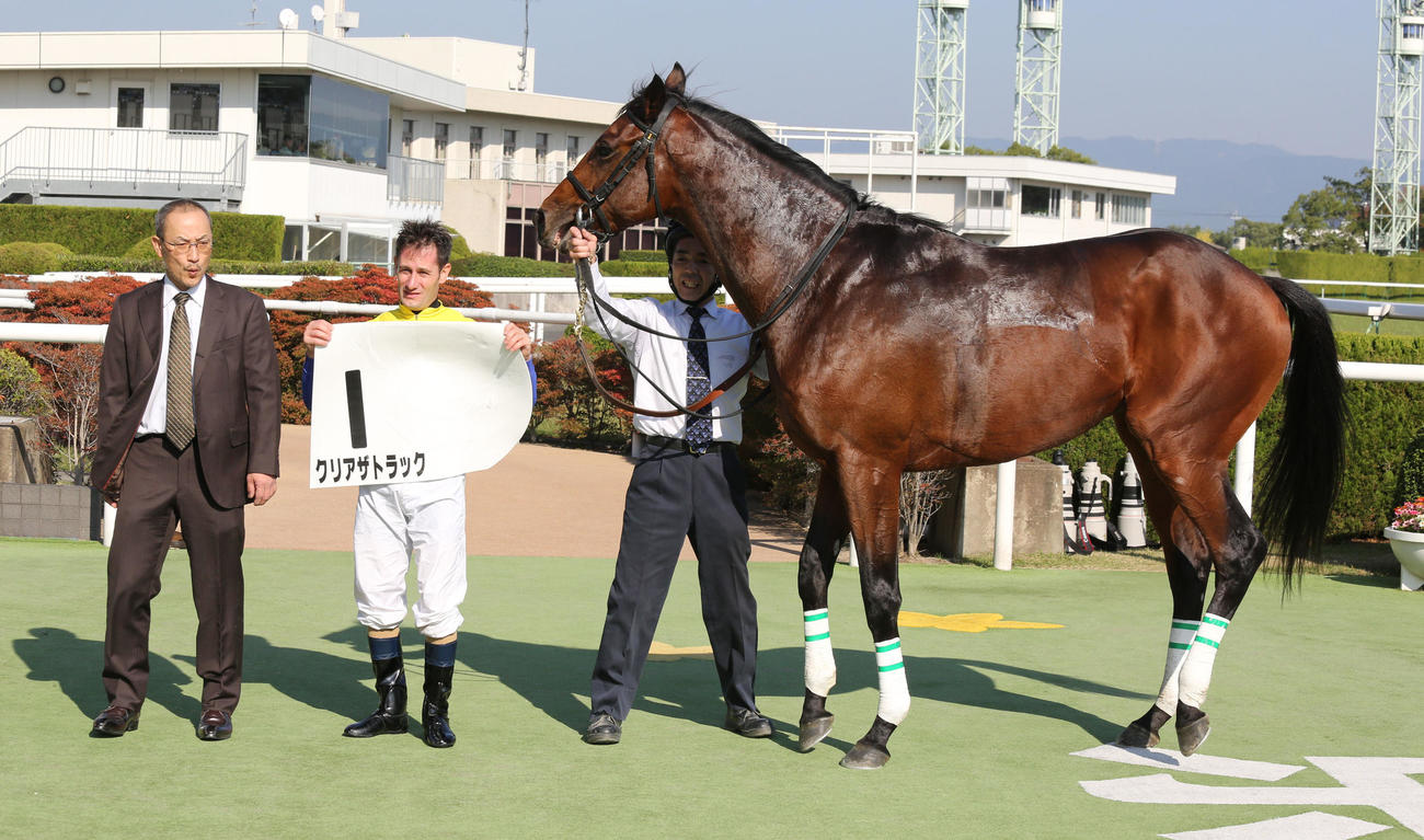 16年、新馬戦を快勝したクリアザトラックとM・デムーロ騎手。左端は角居師
