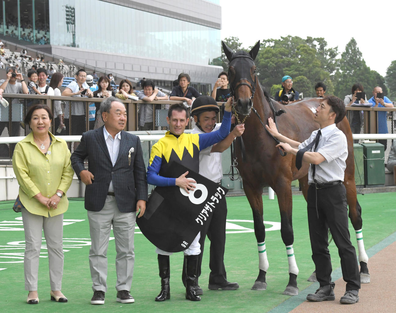 17年、江ノ島特別を快勝したクリアザトラックとM・デムーロ騎手