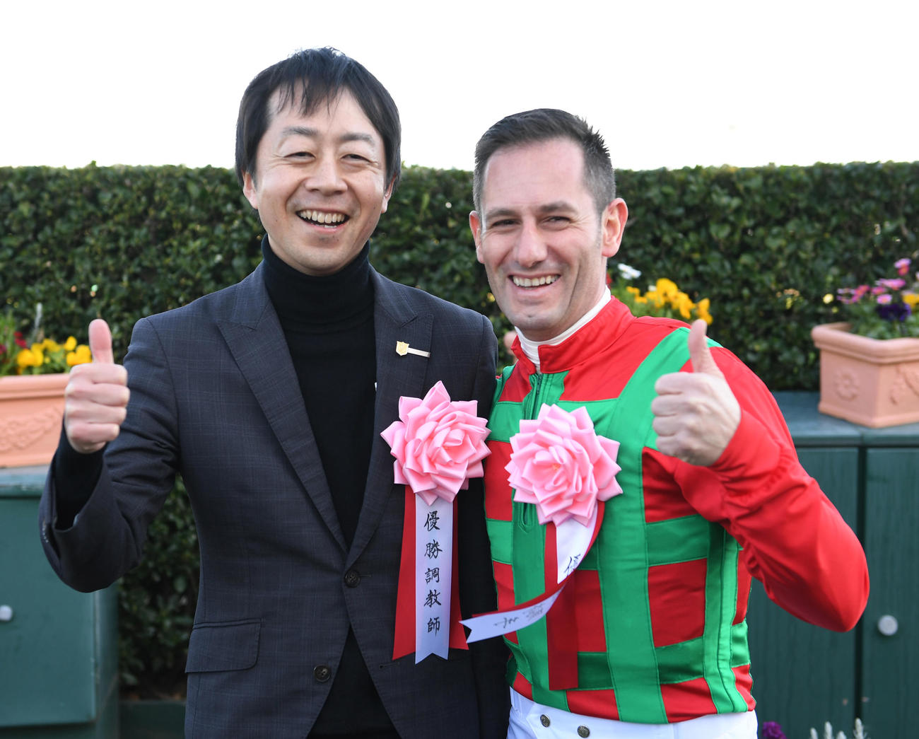 弥生賞を制したコスモキュランダのデムーロ騎手（右）と加藤士師（2024年3月3日撮影）