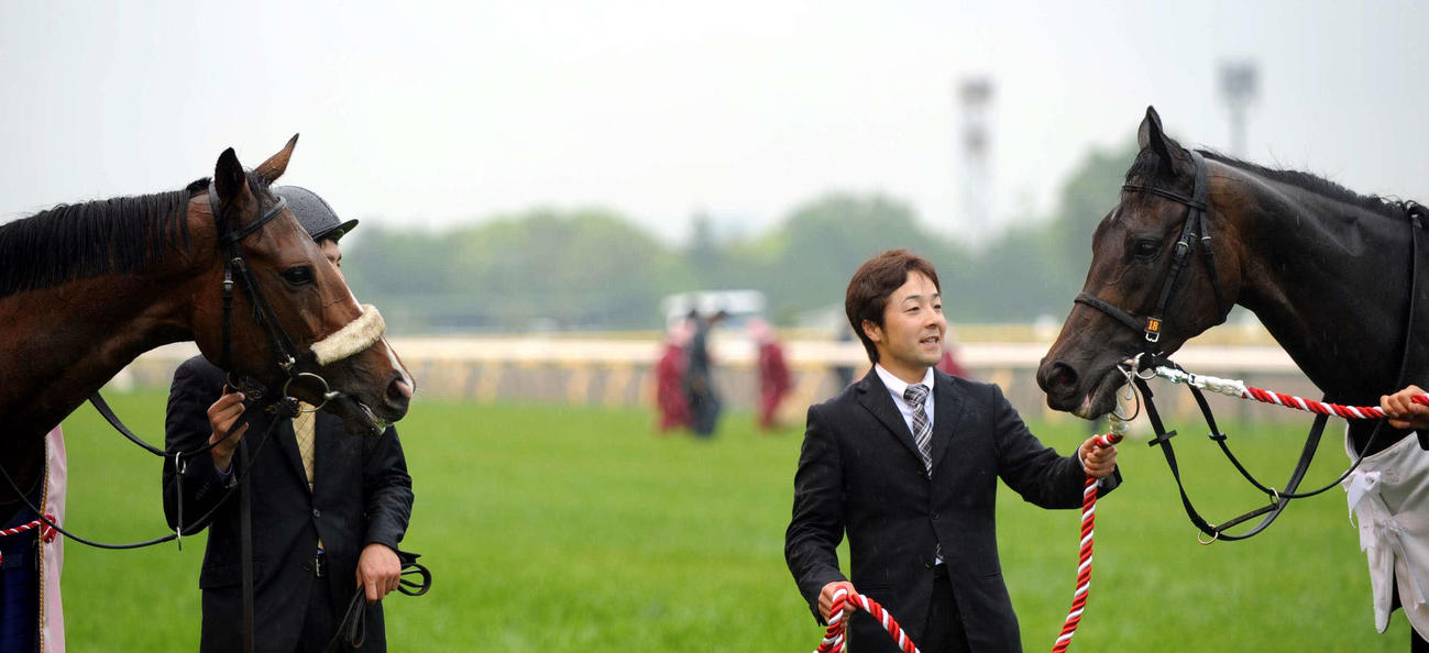 10年、第71回オークス　口取り式で見つめ合う？アパパネ（左）とサンテミリオン