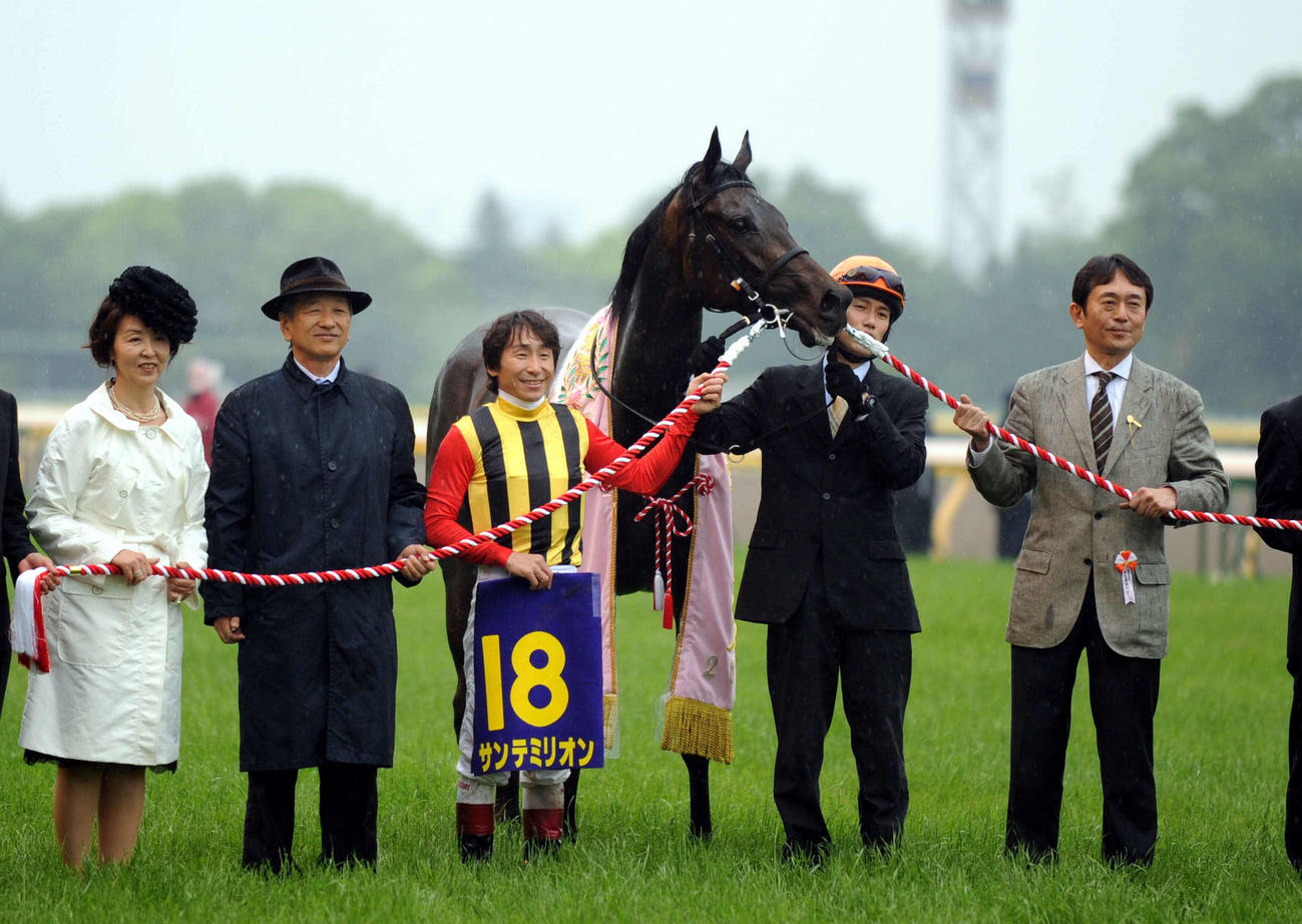 10年、第71回オークス　口取り式で、笑顔で喜ぶ横山典弘騎手とサンテミリオン