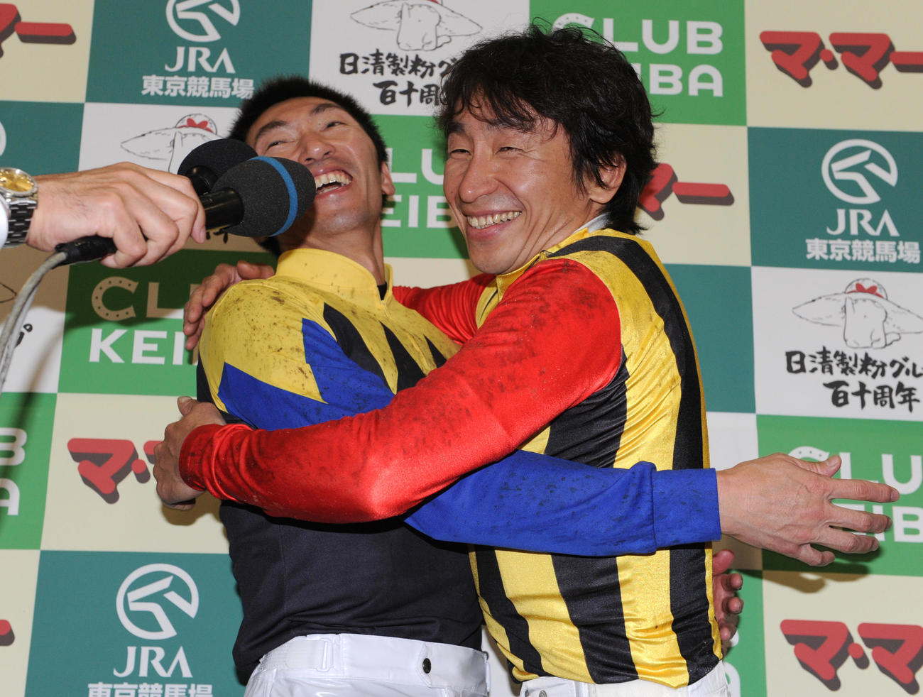 10年、オークスを同着で制したアパパネの蝦名正義騎手とサンテミリオンの横山典弘騎手は抱き合って喜ぶ