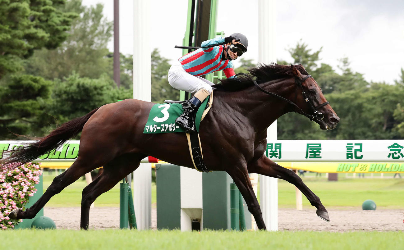 17年、関屋記念を逃げ切ってガッツポーズを決める武士沢騎手