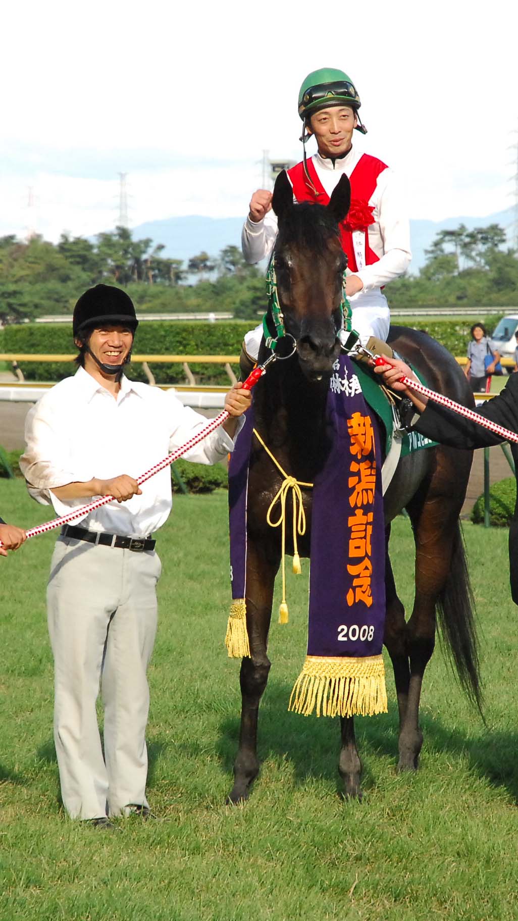 08年、新潟記念を制したアルコセニョーラと武士沢騎手