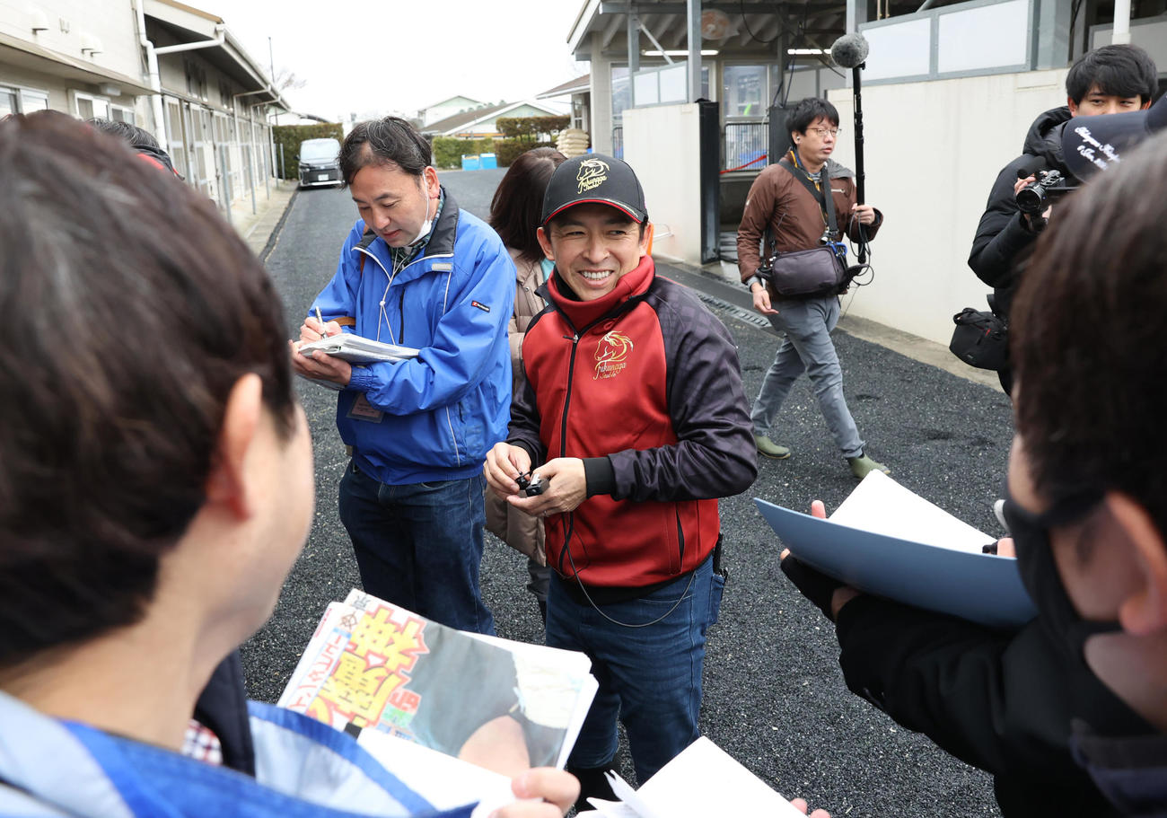 囲み取材に笑顔で応える福永祐一調教師（中央）