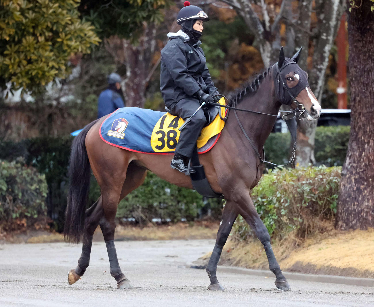 輪乗りをして馬場の開門を待つヒップホップソウル（撮影・丹羽敏通）
