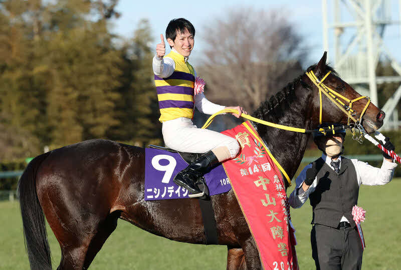22年の中山大障害を制したニシノデイジーと五十嵐騎手