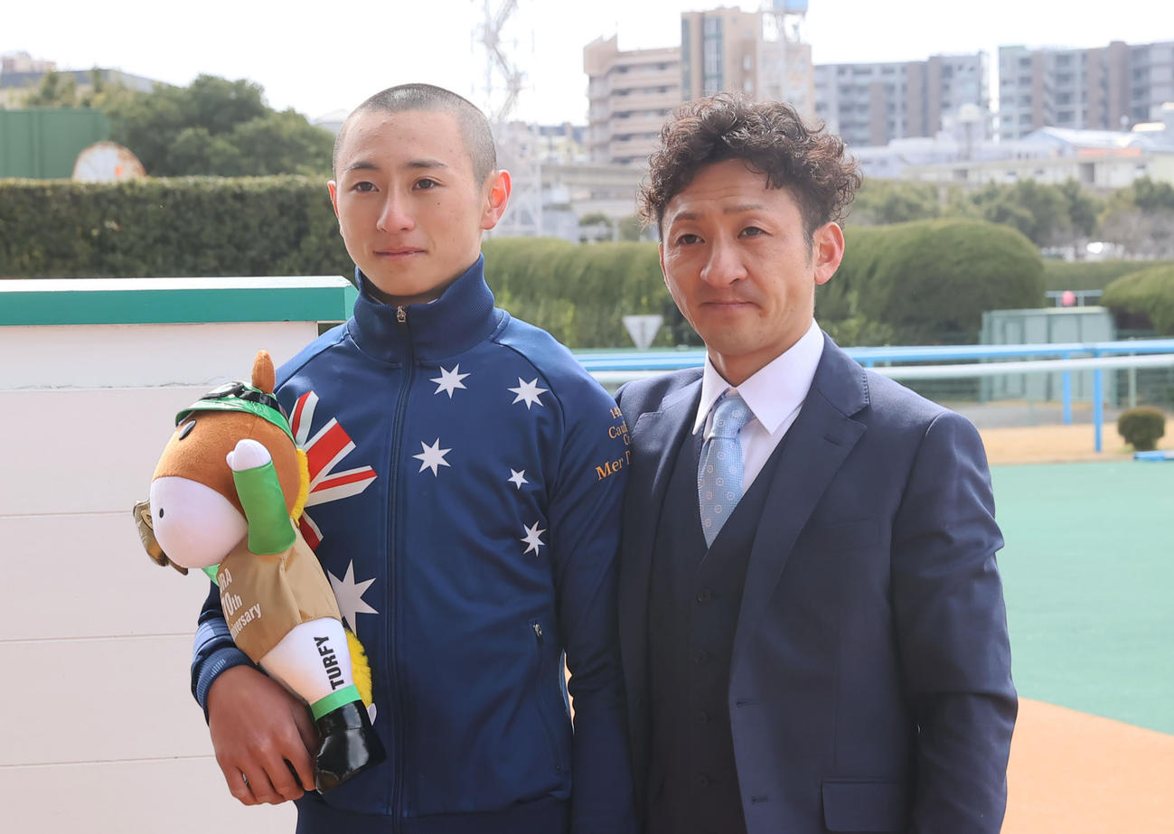 デビューした吉村騎手（左）は父智洋騎手と記念撮影（2024年3月2日撮影）