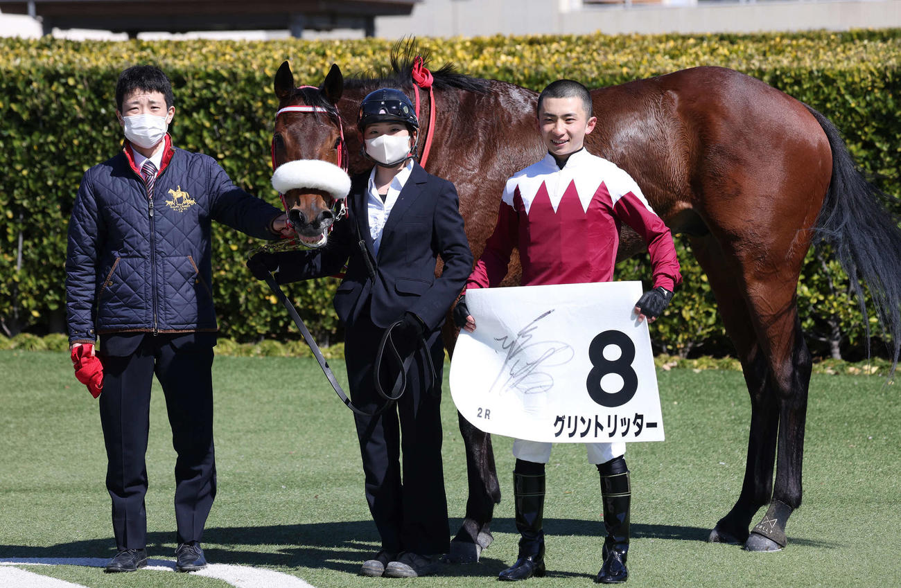 中山2R、3歳未勝利戦を制したグリントリッターの口取りをする長浜騎手（撮影・丹羽敏通）