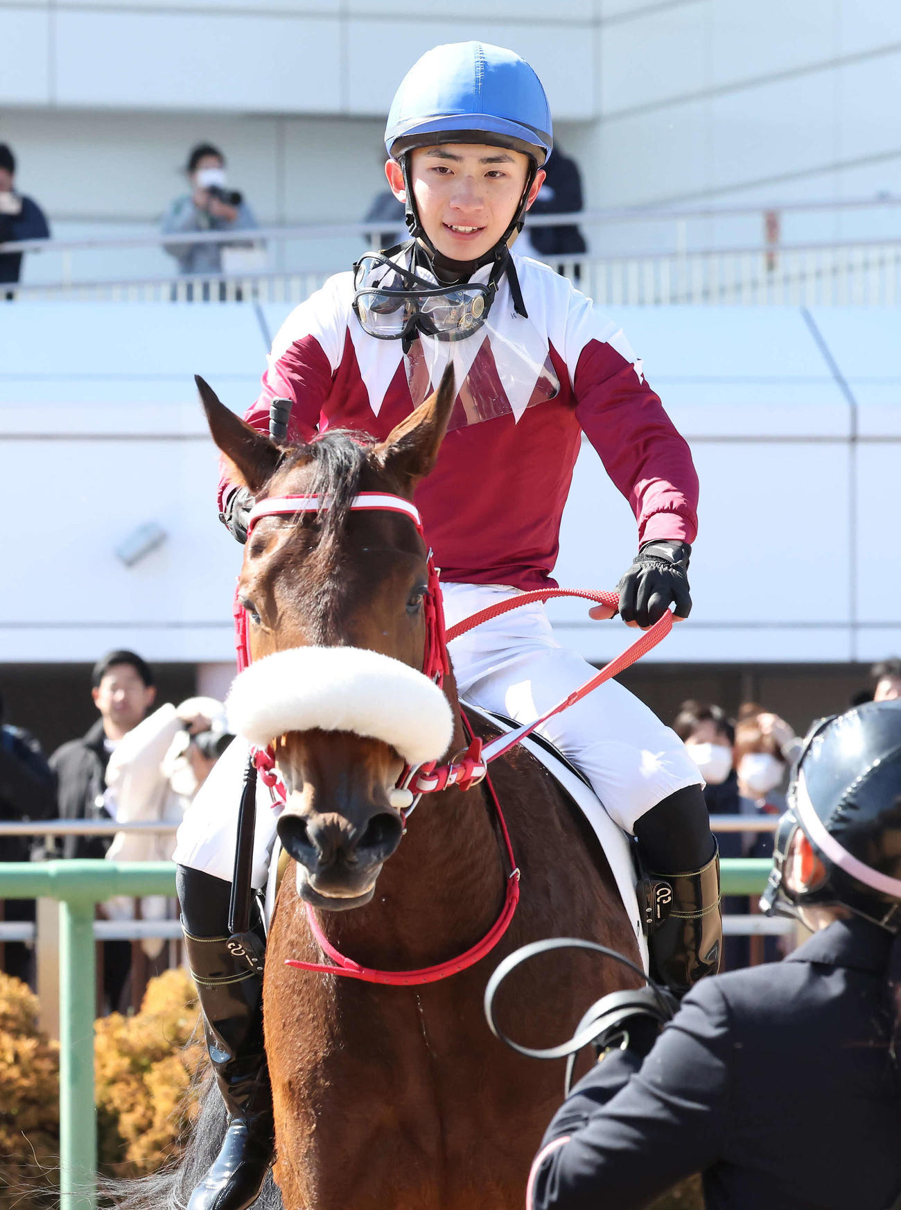 中山2R、3歳未勝利戦を制したグリントリッターと長浜騎手（撮影・丹羽敏通）