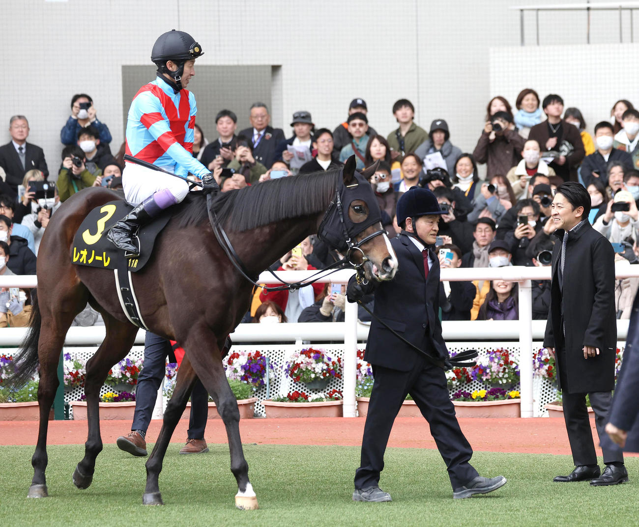 阪神11R、レオノーレに騎乗した武豊騎手と話す福永師（右）（撮影・白石智彦）