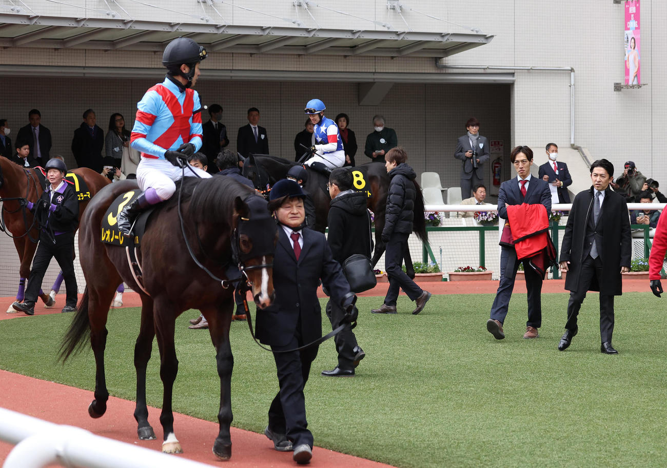 阪神11R、レオノーレに騎乗した武豊騎手を見守る福永師（右）（撮影・白石智彦）